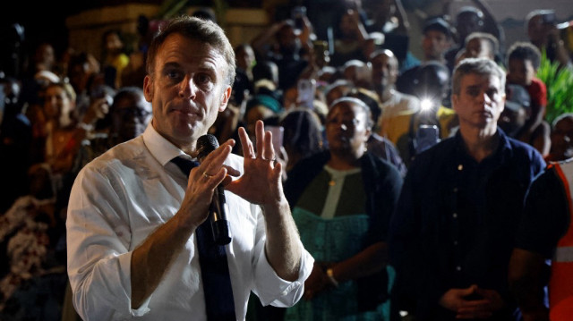 Le président français Emmanuel Macron s'adresse aux habitants lors de sa visite à Pamandzi, sur le territoire français de Mayotte dans l'océan Indien, le 19 décembre 2024.