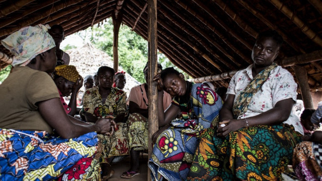 Une mère et ses proches réagissent après le décès d'un bébé de quinze mois suite à une épidémie de paludisme dans leur village, le 13 juin 2017 à Muma.