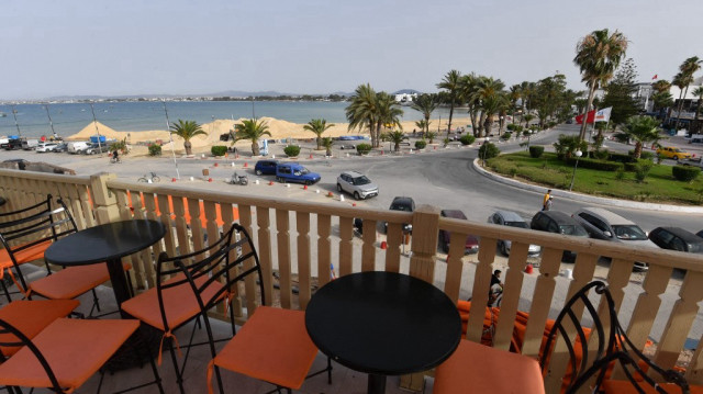 Une plage où du sable est répandu pour la protéger contre la montée du niveau de la mer et l'érosion, dans la ville touristique de Hammamet, à environ 65 kilomètres au sud-est de la capitale de la Tunisie. 