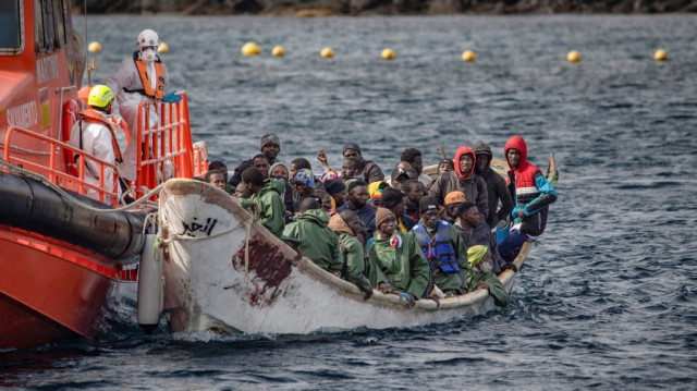 Un bateau "cayuco" en provenance de Mauritanie avec 78 migrants à bord arrive après avoir été secouru en mer par le navire espagnol Salvamento Maritimo (agence de recherche et de sauvetage en mer) Salvamar Acrux, au port de La Restinga sur l'île canarienne d'El Hierro, le 23 novembre 2024. 