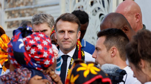 Le président français, Emmanuel Macron rencontre des habitants lors de sa visite au quartier kavani à Mamoudzou, sur le territoire français de Mayotte dans l'océan Indien, le 19 décembre 2024, après le passage du cyclone Chido sur l'archipel.