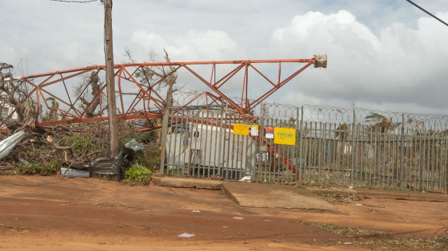 Une tour de télécommunications endommagée après que le cyclone Chido ait touché terre dans le district de Mecufi, à Cabo Delgado, au Mozambique, le 15 décembre 2024. 