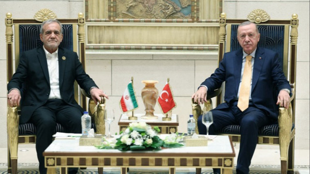 Le Président turc, Recep Tayyip Erdogan (D) et le Président iranien, Masoud Pezeshkian (G) lors de sa visite pour le sommet des Huit pays en développement de l'Organisation de coopération économique (D-8), au Caire en Égypte, le 19 décembre 2024.