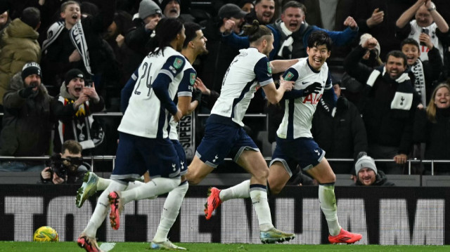 L'attaquant sud-coréen de Tottenham Hotspur, n°07, Son Heung-Min, après avoir marqué le quatrième but de son équipe lors du quart de finale de la Coupe de la Ligue anglaise de football entre Tottenham et Manchester United, à Londres, le 19 décembre 2024.