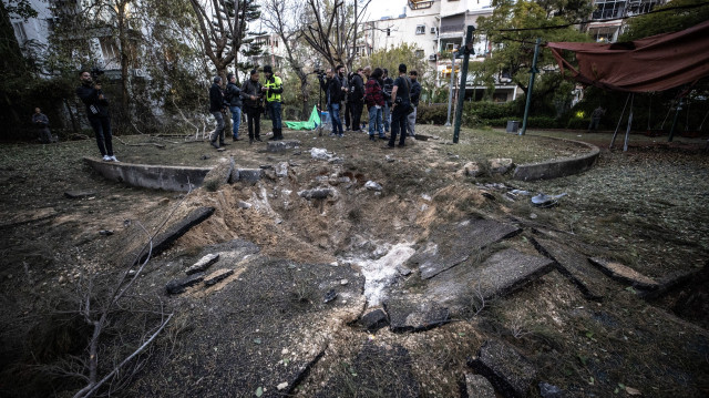 Une vue du site touché par un missile lancé depuis le Yémen dans un quartier résidentiel à Tel Aviv, en Israël, le 21 décembre 2024.