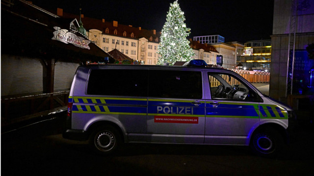 La police garde l'entrée d'un marché de Noël où une voiture a percuté une foule, blessant plus de 60 personnes la veille au soir, tôt le 21 décembre 2024, à Magdebourg, dans l'est de l'Allemagne. 