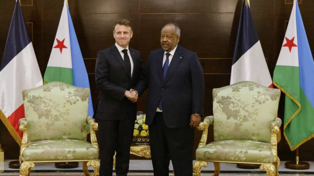 Le président français Emmanuel Macron serre la main du président djiboutien Ismail Omar Guelleh alors qu'il arrive pour une réunion, à Djibouti le 21 décembre 2024.