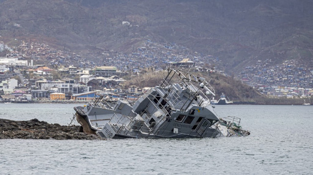 Un bateau de la gendarmerie française échoué sur la côte de Pamandzi, sur le territoire français de Mayotte dans l'océan Indien, après le passage du cyclone Chido sur l'archipel le 21 décembre 2024.