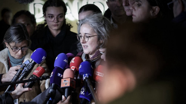 Gaelle Paty, la sœur de Samuel, s'adresse à la presse à la Cour d'assises spéciale de Paris après l'annonce du verdict dans l'affaire des huit personnes mises en examen pour la décapitation de l'instituteur Samuel Paty en 2020, à Paris, le 20 décembre 2024. 