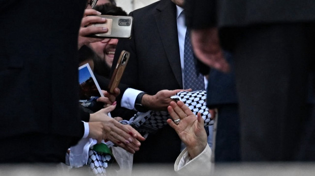 Le pape François salue les Palestiniens de Gaza, qui ont été reçus par lui lors d'une audience privée plus tôt dans la matinée, lors de l'audience générale du pape sur la place Saint-Pierre au Vatican, le 22 novembre 2023.