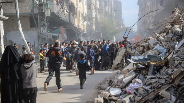 Des personnes se précipitent pour aider un homme blessé lors d'une frappe israélienne sur le camp de réfugiés de Bureij dans le centre de la bande de Gaza, le 22 décembre 2024.