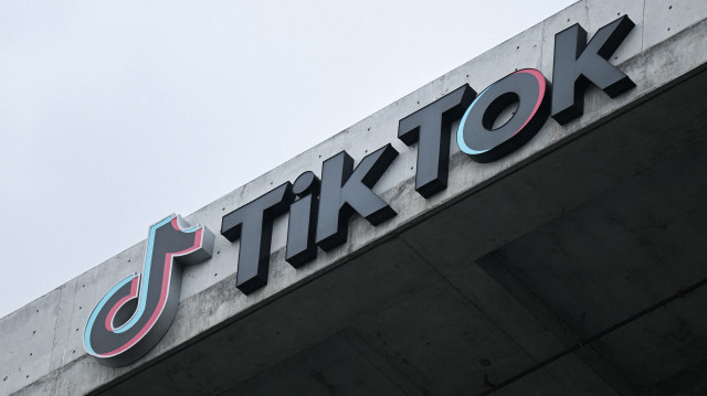 Le logo de TikTok est affiché dans les bureaux de l'entreprise de médias sociaux à Culver City, en Californie, le 16 mars 2023. Le 18 décembre 2024, la Cour suprême des États-Unis a accepté d'entendre l'appel interjeté par TikTok contre une loi qui obligerait son propriétaire chinois à vendre la populaire plateforme de partage de vidéos en ligne ou à la fermer. La Cour suprême a programmé les plaidoiries dans cette affaire pour le 10 janvier 2025, soit neuf jours avant que TikTok ne soit interdite, à moins que ByteDance ne se sépare de l'application populaire.