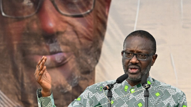 Le président du Parti démocratique de Côte d'Ivoire (PDCI), Tidjane Thiam, prononce un discours sur scène lors d'un rassemblement politique à Aboisso le 21 décembre 2024.