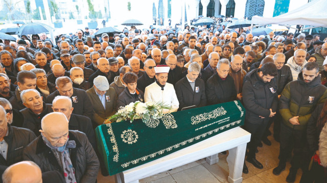 Toydemir'in cenazesine, Galatasaray Kulübü Başkanı Dursun Özbek, çok sayıda iş insanı ve yakınları katıldı.