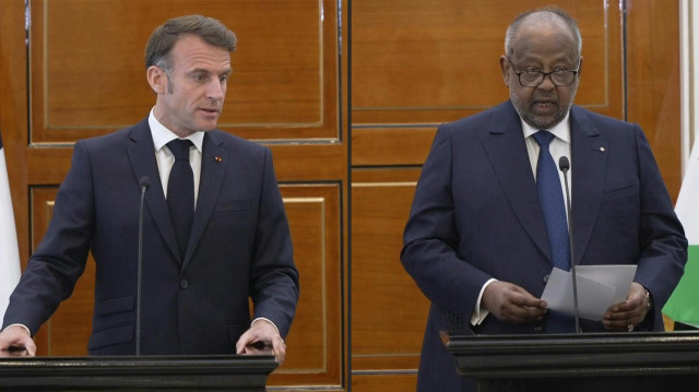 "Là où nous avions des bases historiques posées, nous avons voulu repenser notre présence en co-construisant un partenariat avec de nombreux pays", affirme le président français Emmanuel Macron lors d'une rencontre avec son homologue djiboutien Ismaïl Omar Guelleh. La France a été contrainte d'évacuer ses troupes du Mali, du Burkina Faso et du Niger entre 2022 et 2023 après l'arrivée au pouvoir de juntes militaires, et un premier contingent de 120 soldats français a aussi quitté le Tchad, qui a formulé une demande similaire, tout comme le Sénégal.