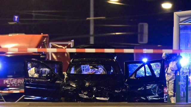 La police scientifique inspecte la voiture qui a foncé dans la foule sur un marché de Noël à Magdebourg, dans l'est de l'Allemagne, le 21 décembre 2024.