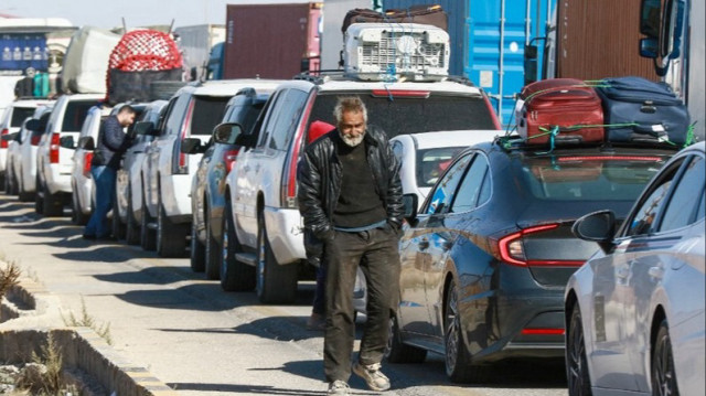 Des syriens attendent d'entrer en Syrie par le poste-frontière de Jaber en Jordanie.