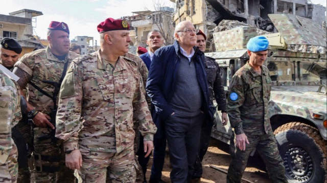 Le Premier ministre intérimaire du Liban, Najib Mikati (C), en visite dans le village de Khiam, dans le sud du Liban, le 23 décembre 2024.