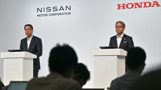 Makoto Uchida (G), président-directeur général du constructeur automobile japonais Nissan, et Toshihiro Mibe (D), directeur, président et représentant de l'exécutif du constructeur automobile Honda, participent à une conférence de presse à Tokyo le 1er août 2024. 