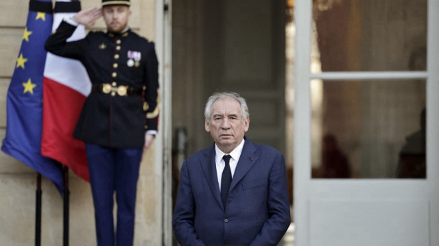 Le Premier ministre français François Bayrou observe une minute de silence dans le cadre d'une journée officielle de deuil pour les victimes du cyclone Chido qui a frappé l'archipel de Mayotte dans l'océan Indien il y a une semaine, à l'hôtel Matignon à Paris, le 23 décembre 2024. 