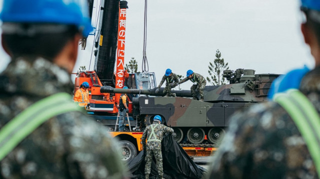 Les soldats taïwanais en train de fixer un char de combat M1A2 Abrams de fabrication américaine sur une remorque dans un centre d'entraînement blindé de l'armée dans le comté de Hsinchu, à Hsinchu, le 16 décembre 2024. 