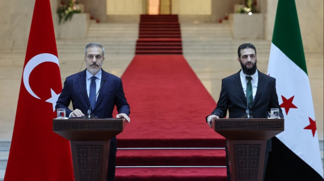 Le chef de la nouvelle administration syrienne, Ahmed Al-Chareh (D) et le ministre turc des Affaires étrangères, Hakan Fidan (G) tiennent une conférence de presse conjointe après leur rencontre à Damas en Syrie, le 22 décembre 2024.