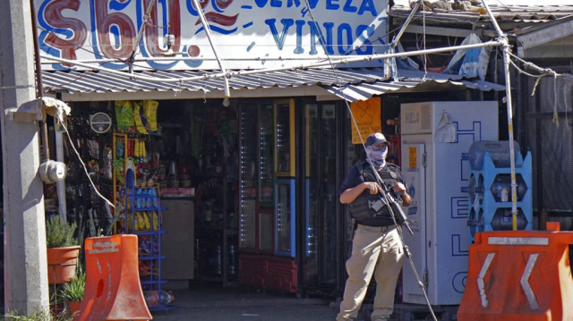 Un membre de l'unité d'enquête criminelle de l'État de Guanajuato mène une enquête dans la zone commerciale d'Apaseo el Grande, dans l'État de Guanajuato, au Mexique.