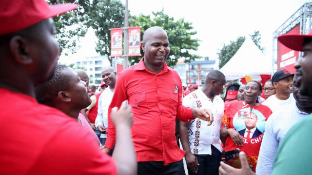 Le candidat à la présidence du Front de libération du Mozambique (FRELIMO), Daniel Chapo (3L), célèbre sa victoire avec ses partisans à Maputo, le 23 décembre 2024. 