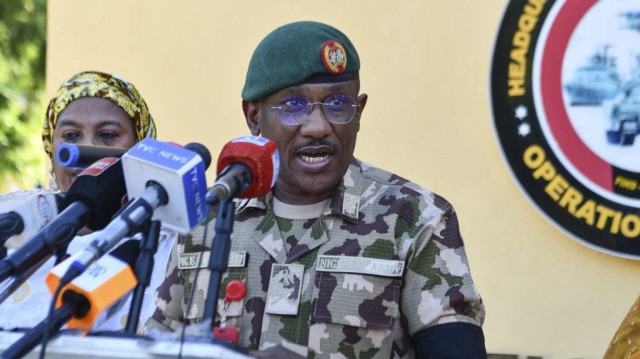 Le général de division Kenneth Chigbu (C), commandant adjoint du théâtre et représentant du commandant du théâtre, s'adresse à la presse au quartier général de la caserne de Maimalari, dans le cadre de l'opération Hadin Kai à Maiduguri, le 15 novembre 2024.