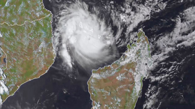 Images satellites prises et diffusées le 14 décembre 2024 par l'Institut coopératif de recherche sur l'atmosphère (CIRA) de l'Université d'État du Colorado, montrant le cyclone Chido au-dessus de Mayotte.