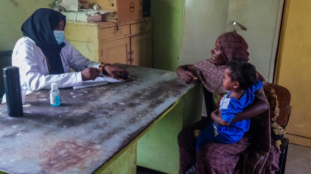 Un médecin soudanais effectue un contrôle médical sur un patient dans un hôpital de Tokar, dans l'État de la mer Rouge, à la suite de fortes inondations dans l'est du Soudan, le 10 octobre 2024.