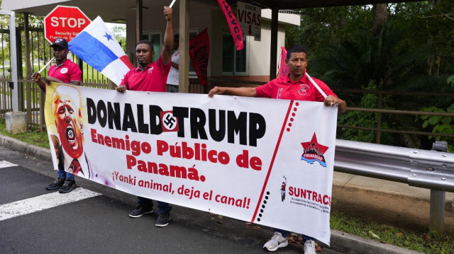 Des manifestants brandissent une banderole sur laquelle on peut lire "Donald Trump, ennemi public du Panama", lors d'un rassemblement devant l'ambassade des États-Unis à Panama City, le 24 décembre 2024. 