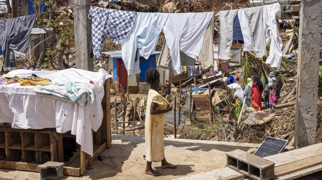 Une petite fille regarde la ville de Vahibe, à la périphérie de Mamoudzou, situé sur le territoire français de Mayotte dans l'océan Indien, le 24 décembre 2024, une semaine après le passage du cyclone Chido sur l'archipel.