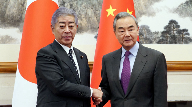 Le ministres des Affaires étrangères japonais, Iwaya Takeshi, et son homologue chinois Wang Yi.