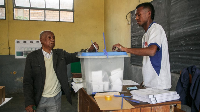 Un électeur vote dans un bureau de vote à Antananarivo au Madagascar le 11 décembre 2024.