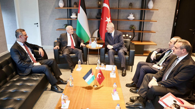 Le ministre turc du Commerce, Omer Bolat, et le ministre palestinien de l'Économie nationale, à Istanbul, le 25 décembre 2024.