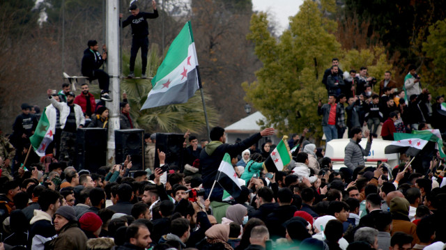 Rassemblement de Syriens à Alep, le 22 décembre 2024.