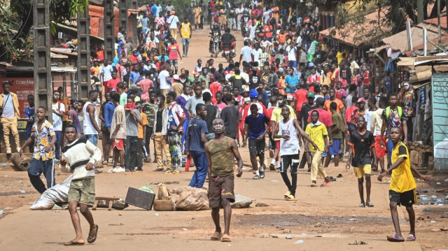 Des manifestants lancent des pierres et bloquent des routes après que le Front national pour la défense de la constitution (FNDC), un groupe d'opposition interdit, ait appelé à des manifestations contre la junte au pouvoir à Conakry, le 20 octobre 2022. 