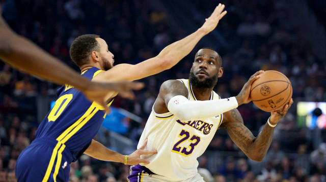 LeBron James, Stephen Curry'e karşı mücadele ederken.