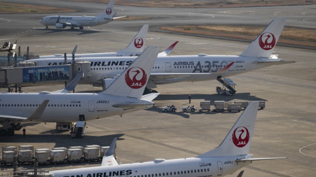 Des avions de passagers de Japan Airlines sont vus sur le tarmac de l'aéroport de Haneda à Tokyo, le 26 décembre 2024. 