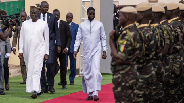 Le président sénégalais Bassirou Diomaye Faye arrive au cimetière de Thiaroye le 1er décembre 2024 pour une cérémonie marquant le 80e anniversaire du massacre de Thiaroye.