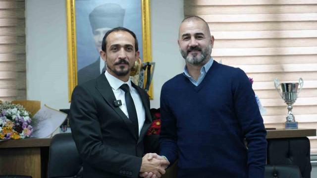 Kulüp başkanı Burak Çalık ile teknik direktör Gökhan Ünal el sıkıştı.