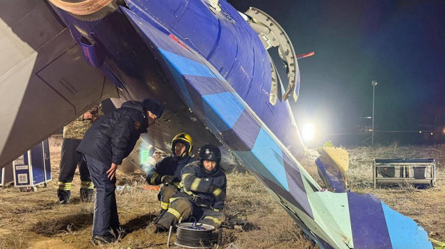 Des spécialistes des situations d'urgence travaillent sur le site du crash d'un avion de ligne d'Azerbaïdjan Airlines près de la ville d'Aktau, dans l'ouest du Kazakhstan, le 26 décembre 2024.