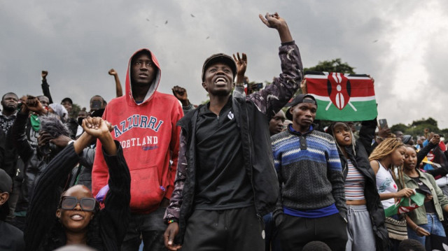 Des jeunes assistent à un concert le jour de "saba-saba", un euphémisme local pour le 7 juillet, jour symbolisant la lutte contre la tyrannie lorsque les dirigeants de l'opposition ont mené des manifestations pour exiger la fin du régime de parti unique au Kenya à la fin des années 90, à Nairobi le 7 juillet 2024. 