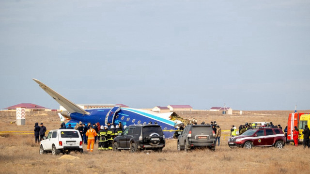 Des spécialistes des urgences travaillent sur le site du crash d'un avion de ligne de la compagnie Azerbaijan Airlines près de la ville d'Aktau, dans l'ouest du Kazakhstan, le 25 décembre 2024.