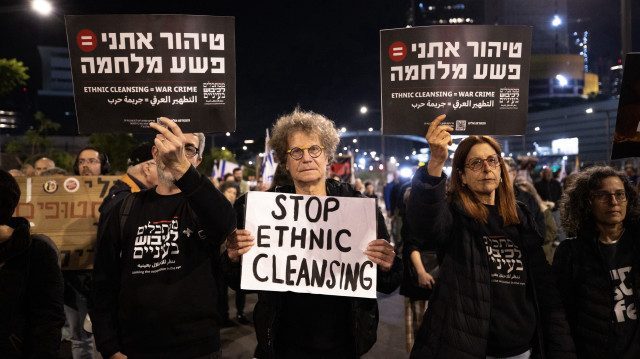 Des centaines de personnes se sont rassemblées à Tel Aviv, capitale d'Israël, pour manifester en faveur d'un cessez-le-feu à Gaza et d'un accord d'échange de prisonniers, le 26 décembre 2024.