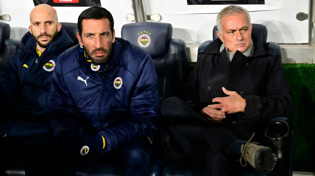 Mourinho yönetimindeki Fenerbahçe, lider Galatasaray'ın 8 puan gerisinde kaldı.   