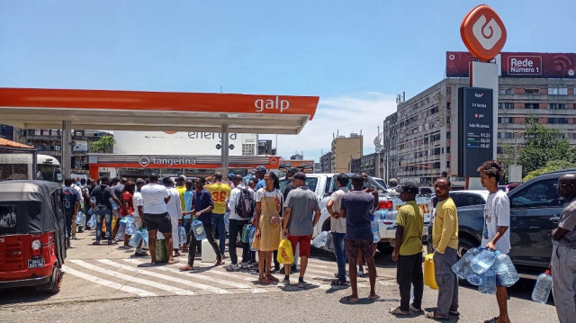 Des automobilistes se joignent aux longues files d'attente d'une station-service à Maputo, le 27 décembre 2024.