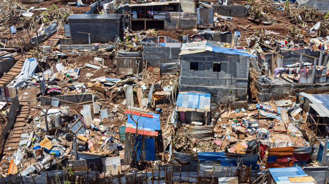 Maisons détruites dans la ville de Vahibe, sur le territoire français de Mayotte dans l'océan Indien, le 24 décembre 2024, après le passage du cyclone Chido sur l'archipel.