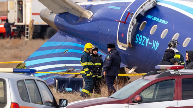 Des spécialistes des situations d'urgence travaillent sur le site du crash d'un avion de ligne de la compagnie Azerbaijan Airlines près de la ville d'Aktau, dans l'ouest du Kazakhstan, le 25 décembre 2024. 